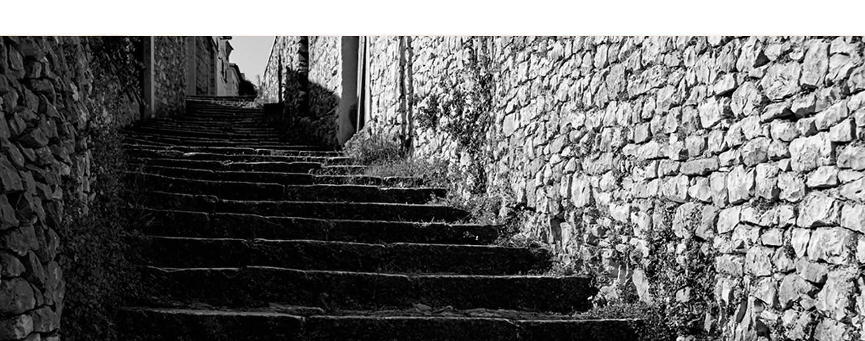 Steinige Treppe als Sybohl für Barrierefreiheit