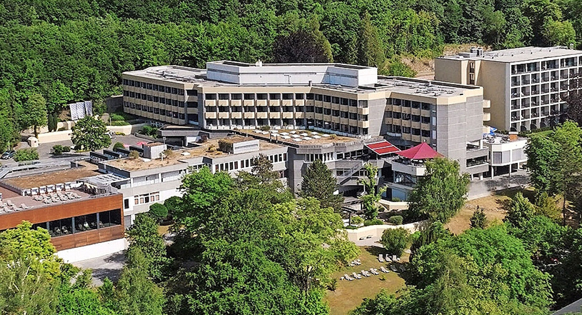 Luftaufnahme vom Parkhotel Cup Vitalis mit (von links) Wellness- und Sportbereich, Stammhaus und Neubau<br/>Foto:  Torsten Silbermann