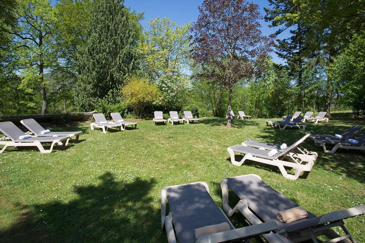 Blick in den Garten mit Liegestühlen